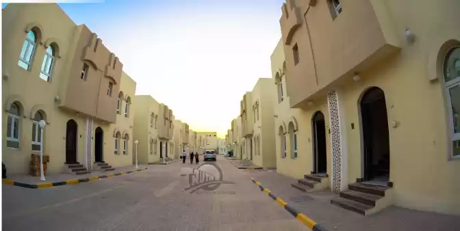 Wohn Klaar eigendom 3 Schlafzimmer F/F Villa in Verbindung  zu vermieten in Doha #7113 - 1  image 